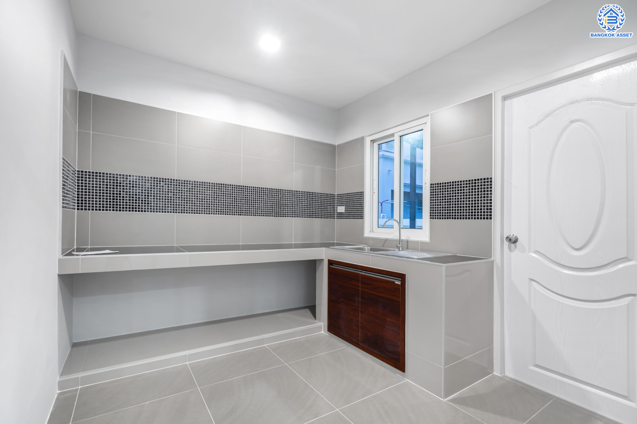 บ้านมือสองตกแต่งใหม่ ม.ธันยบดี บางใหญ่-กาญจนาฯ บ้านเดี่ยวหลังใหญ่ เนื้อที่ 56 ตร.ว. ฟังก์ชัน 4 ห้องนอน 3 ห้องน้ำ จอดรถได้ 2 คันบนทำเลคุณภาพ หน้าโครงการติดถนนกาญจนาฯ ใกล้เซ็นทรัลเวสต์เกต ทางด่วน และรถไฟฟ้าสายสีม่วง "สถานีตลาดบางใหญ่"